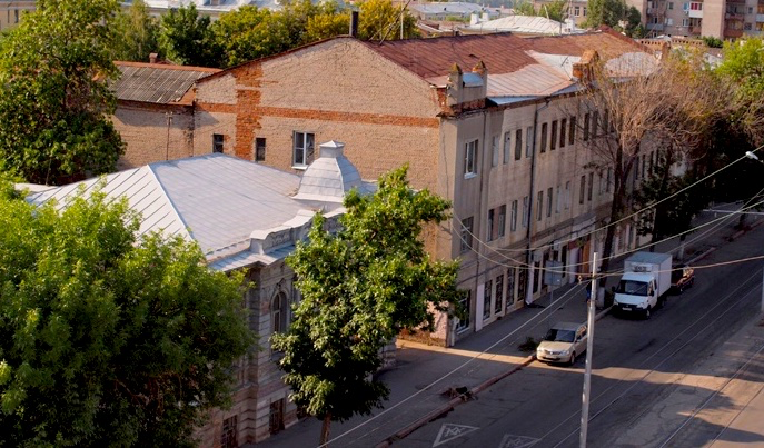 Слева - особняк Жоголева, справа - "главное" здание усадьбы Марии Зуевой