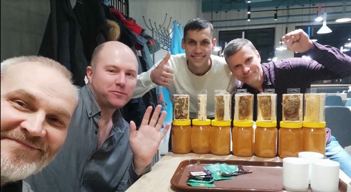 Угощаем друзей мёдом