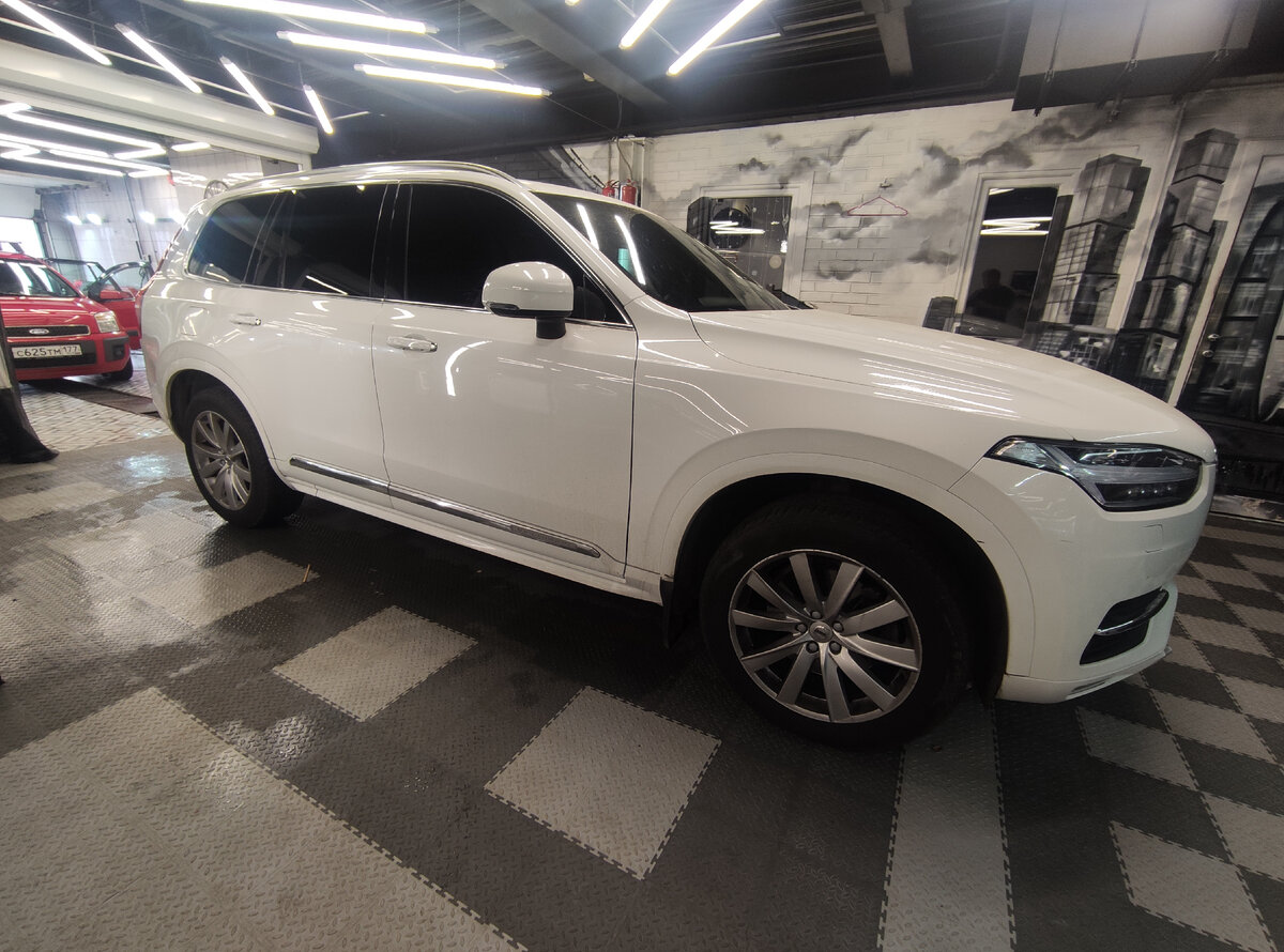 Volvo XC90  тренировка передних боковых 15, а задние стекла 5. Вид снаружи.