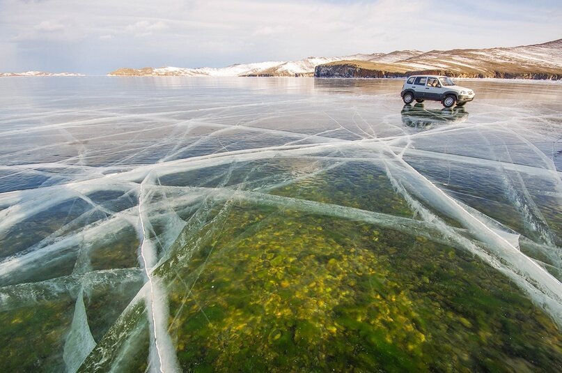 Каждую зиму и весну толпы туристов, жертвуя своими отпускными и рискуя подхватить простуду, приезжают в холодную Сибирь, чтобы полюбоваться байкальским льдом.-9