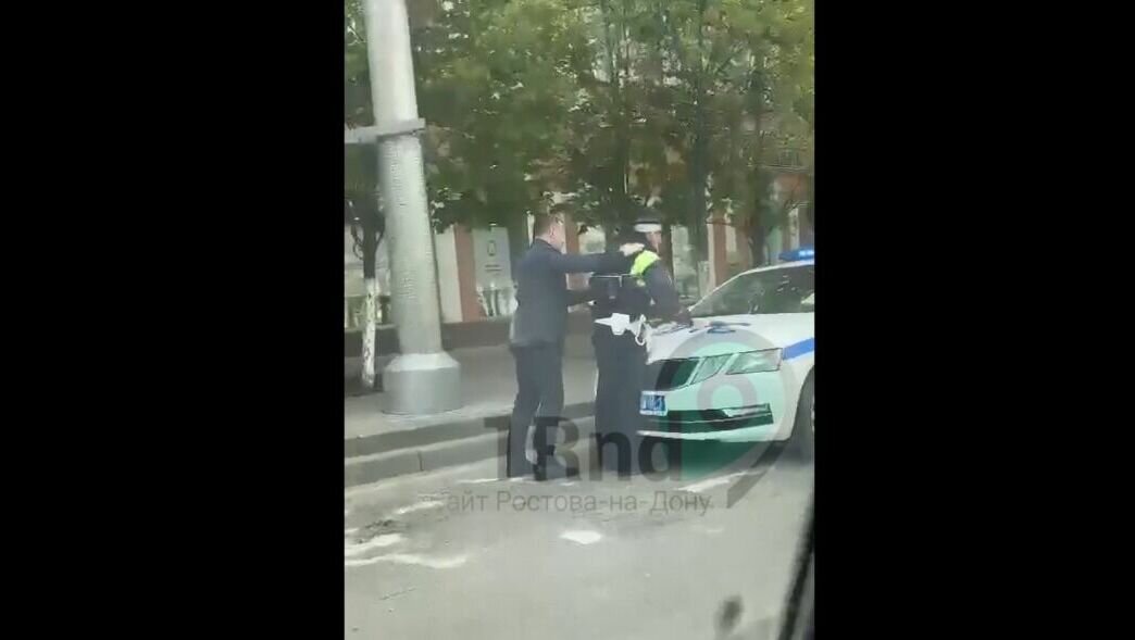     Жители Ростова поделились видео с эпизодом вероятного задержания сотрудника ГИБДД, подробности опубликовали местные СМИ.
