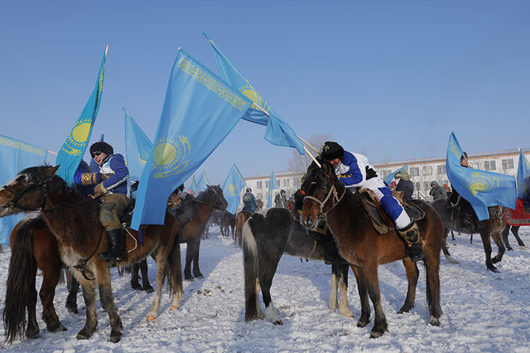   По мнению Токаева, бирюзовый паспорт и небесно-голубой флаг — это реальные символы идентичности, обусловленные самой историей и находящие живой отклик в сердцах миллионов людей Фото: © Kalizhan Ospanov / Xinhua / www.globallookpress.com