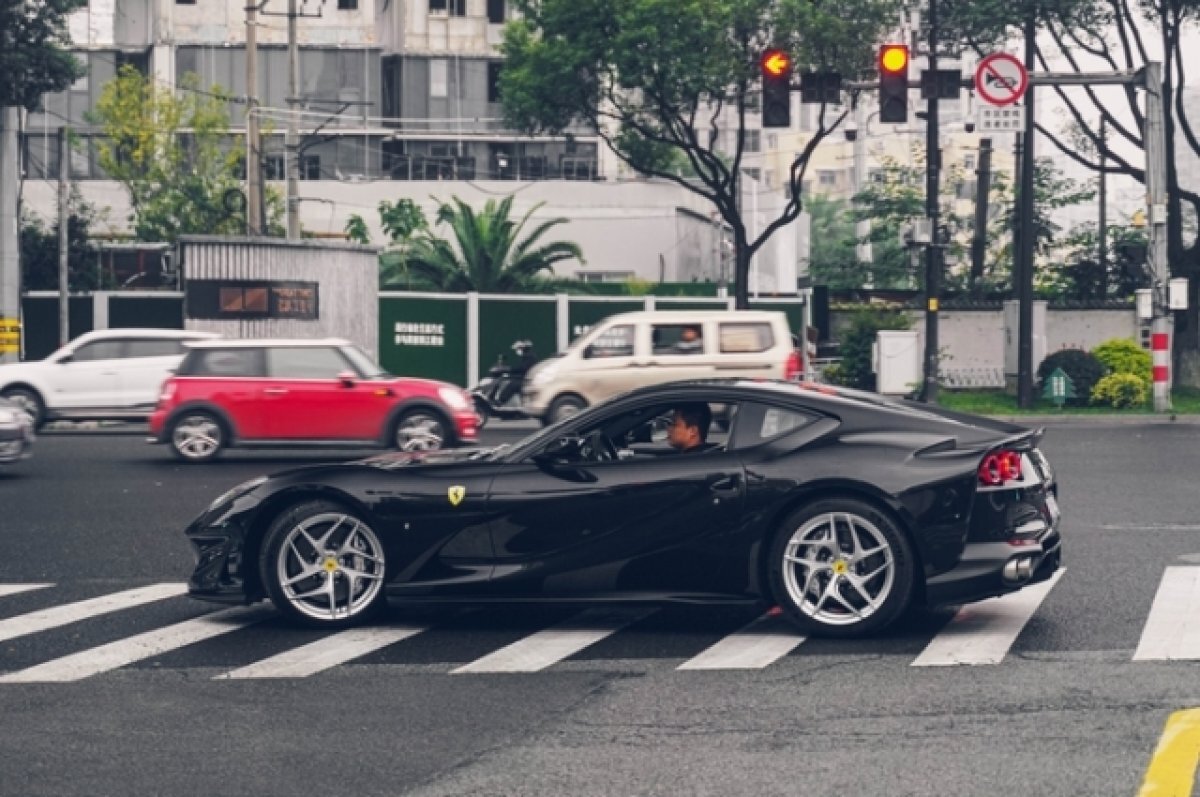    Ferrari 812.