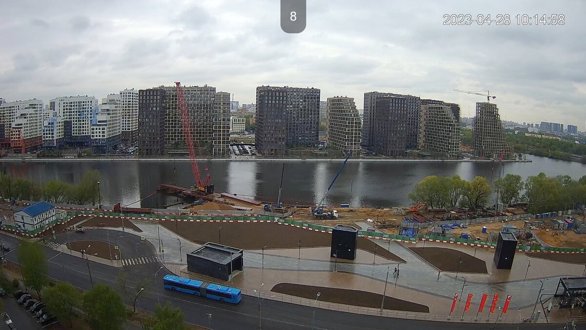 📷: Монтируется второй пролет временного технологического моста, с которого уже и будет возводиться будущий пешеходный мост.