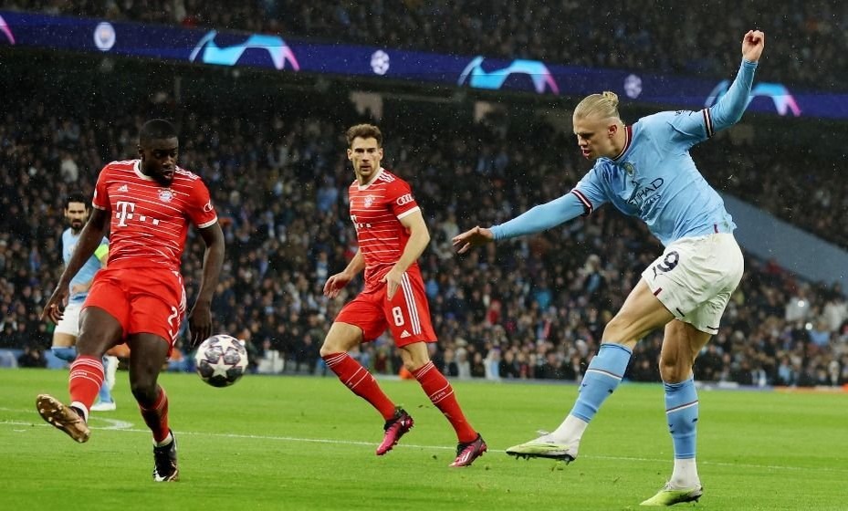      Футболисты "Манчестер Сити" и "Баварии" в четвертьфинале ЛЧ. Кадр из матча.