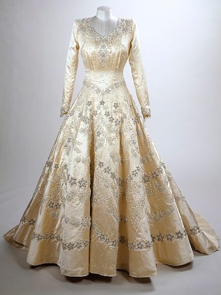 История коронационного платья Елизаветы II: от подбора ткани до величественной церемонии
