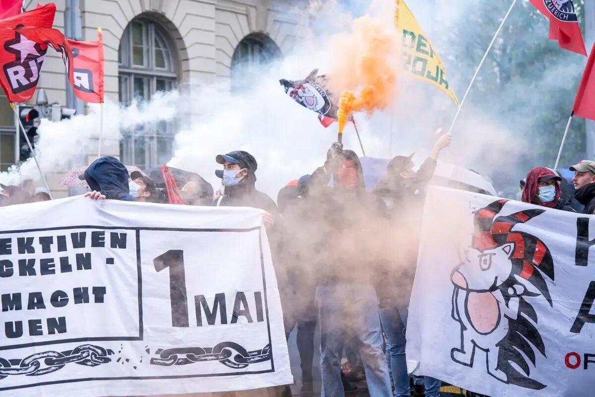 Первомайские демонстрации привели к сценам насилия.