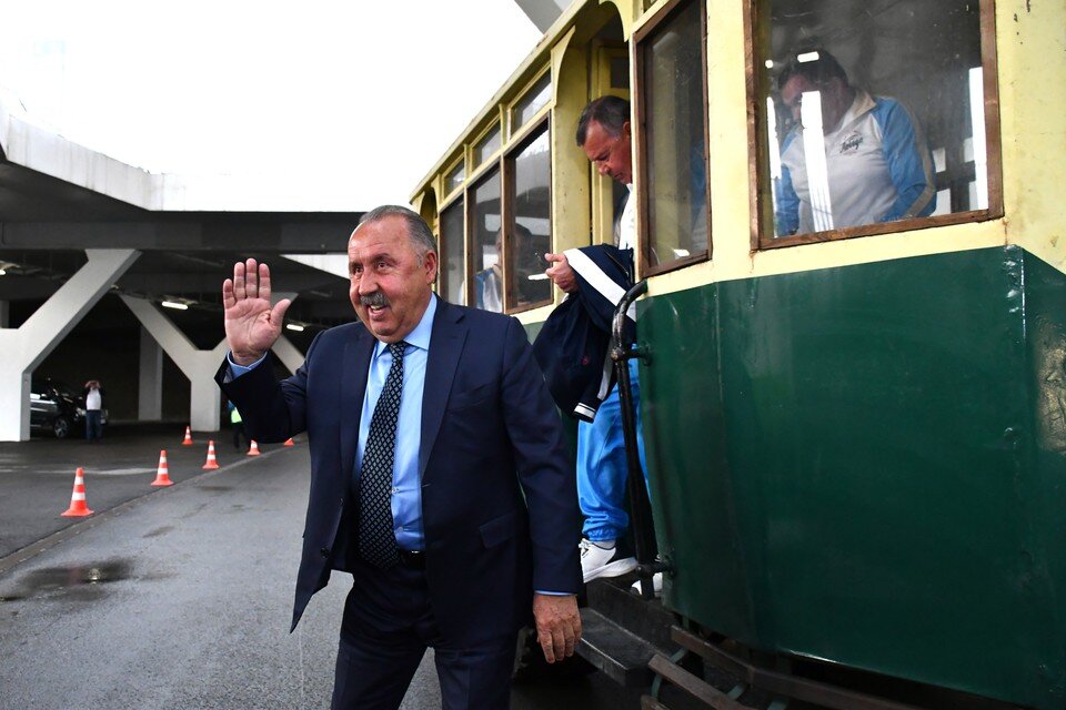    Команды из гостиницы до стадиона добирались на стареньких "ЗИСах" Геннадий БИСЕНОВ