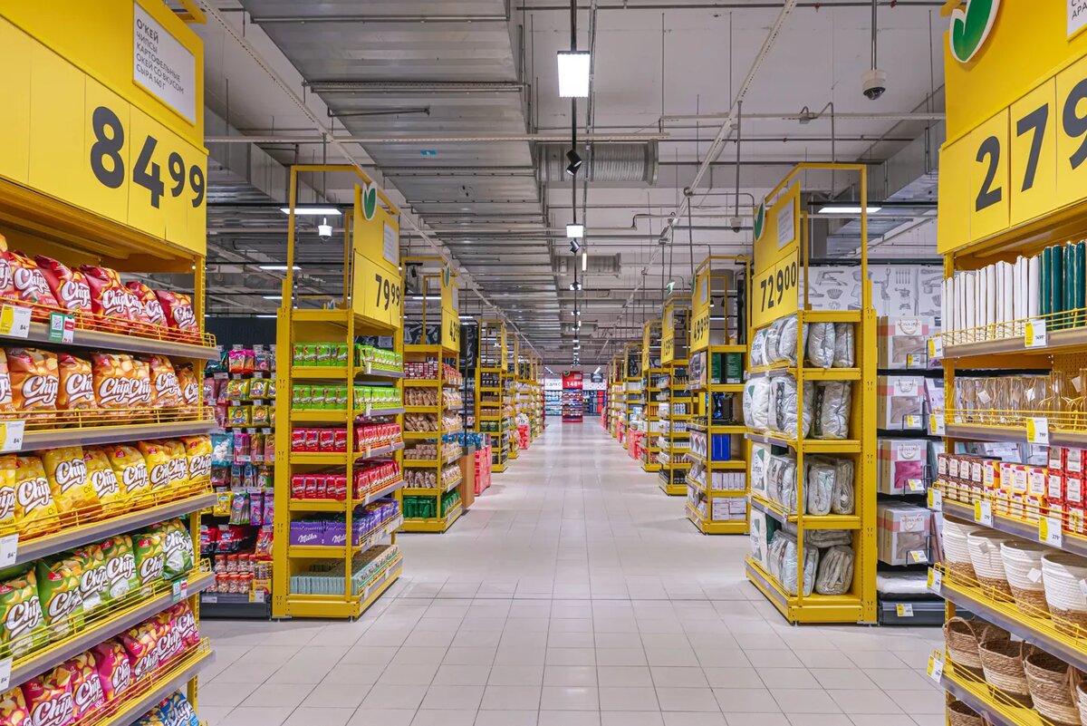 торговый зал гипермаркета. торговый гипермаркет. выкладка товара в супермаркете. магнит магазин. новые гипермаркет.