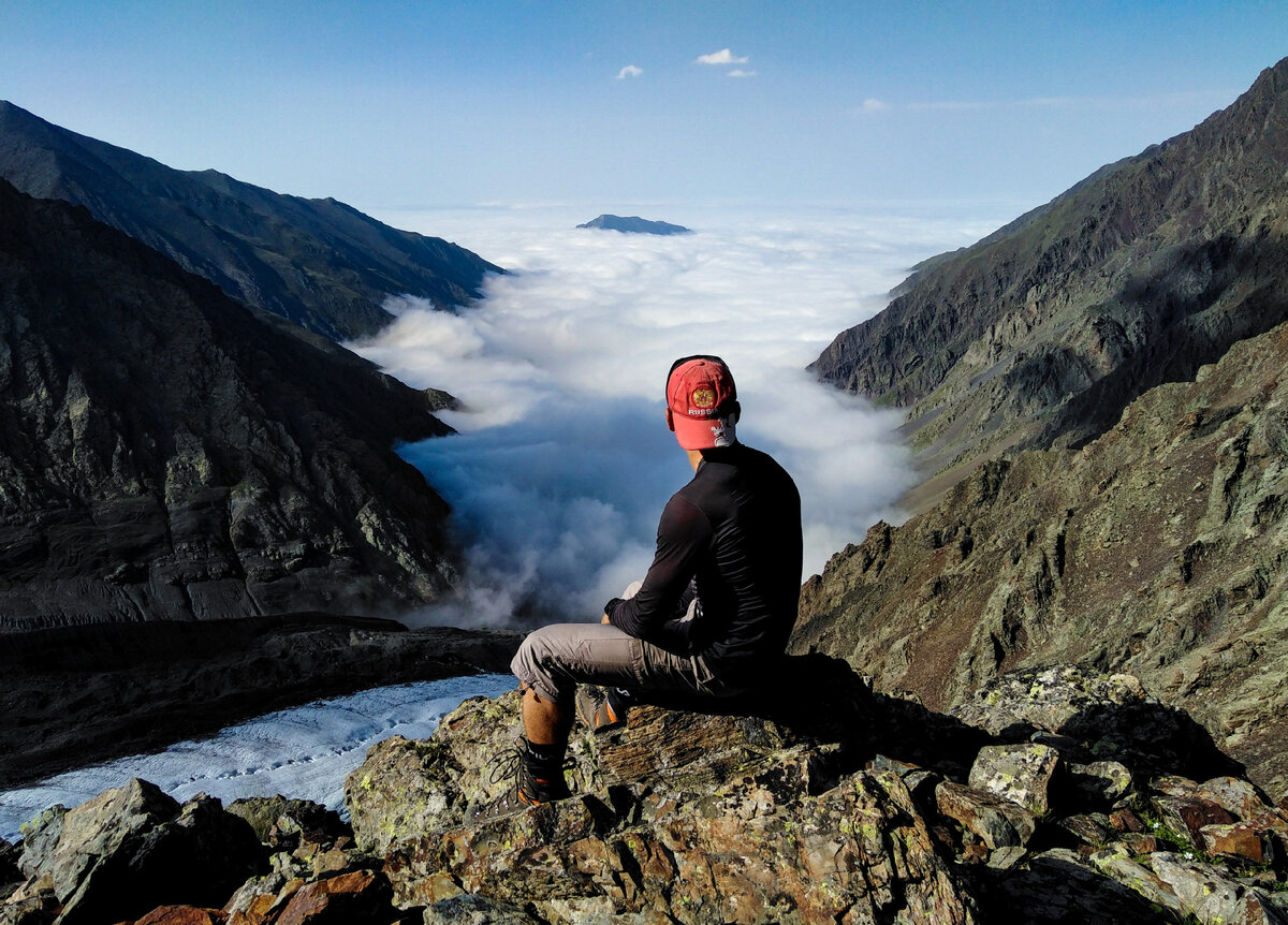 Вид на "облачную змею" в Геналдонском ущелье © Роман Дочук