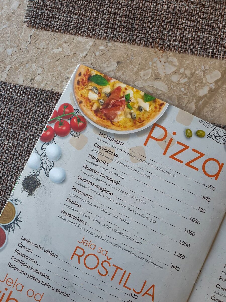 Выбор пицц не такой уж большой, но мы выбрали Quattro stagione. Название интересное, решили попробовать. Цена: 1050 динар, это ~785 рублей. Пицца диаметром 32СМ. Источник фото: личное.