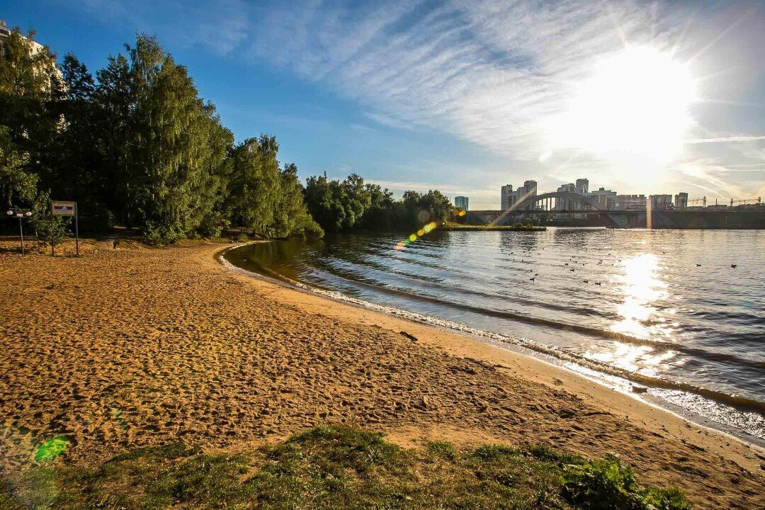 Химкинский пляж Левобережный. Серебрянный Бор в Химках пляж. Серебряный Бор Строгино пляж. Пляж левобережье Химки.