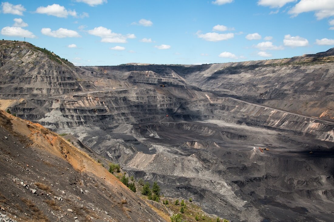 Бачатский угольный разрез — одно из крупнейших в России месторождений добычи угля открытым способом. Расположен в Кемеровской области, разрабатывается компанией «Кузбассразрезуголь». Ежегодно на разрезе добывается около 10 млн тонн угля энергетических и коксующихся марок. Общая протяженность сети железнодорожных коммуникаций разреза — 171 км. Бачатский разрез имеет четыре внутренние станции, а также выход на станции Российских железных дорог — Разъезд 14 км и Бачаты.