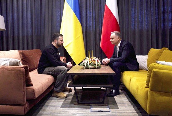    Президент Украины Владимир Зеленский (слева) проводит переговоры с президентом Польши Анджеем Дудой