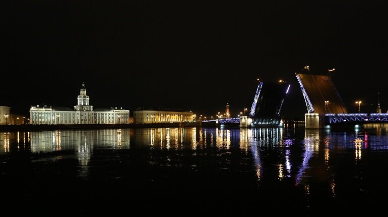    Россия. Санкт-Петербург. На пролёте Дворцового моста вывели лазерную проекцию, посвящённую 60-летию первого полета человека в космос