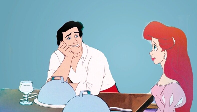 Смотрит восхищенным взглядом любящего мужчины. Лучшего примера, чем кадр из "Русалочки" не нашлось