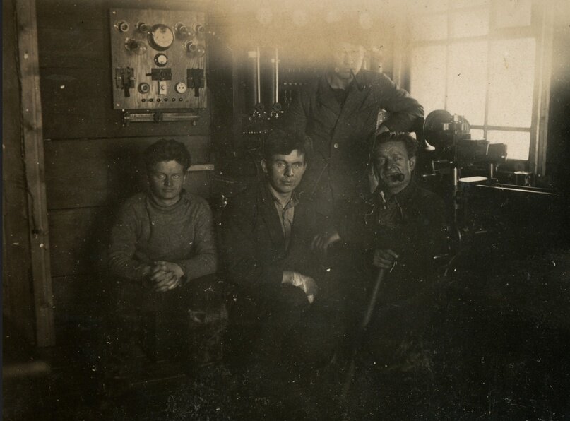 На этом фото дед посередине, на заднем плане, по-моему, как раз его радиостанция. Слева - проработавший на мысе Северном с 1933 по 1934 год финн Тауно Хейкович Хаапалайнен, (Tauno Haapalainen). Справа от деда на снимке - лётчик Василий Сергеевич Молоков, один из семи первых Героев - спасателей челюскинцев.