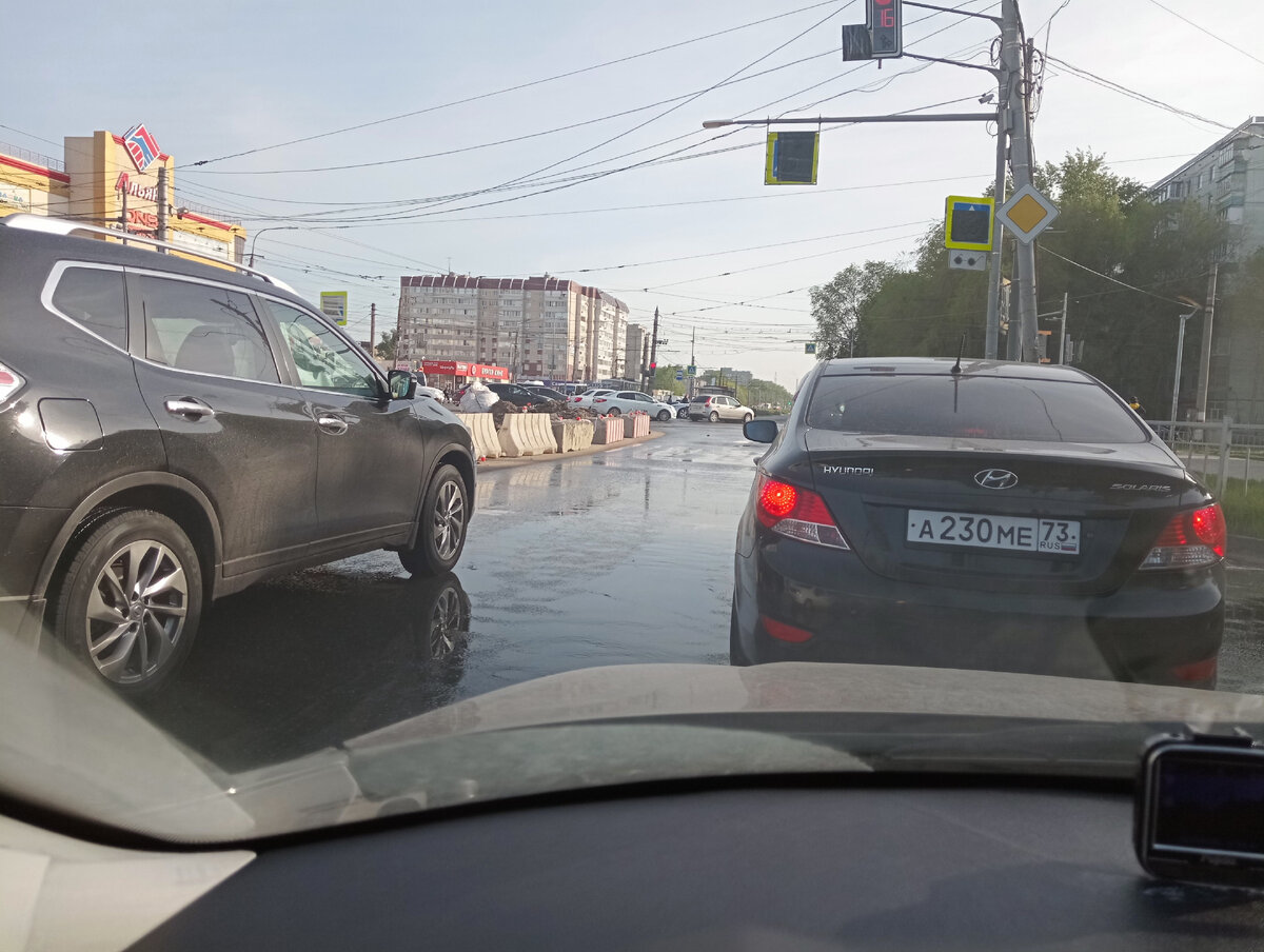 Месяц уже, как сузили дорогу
