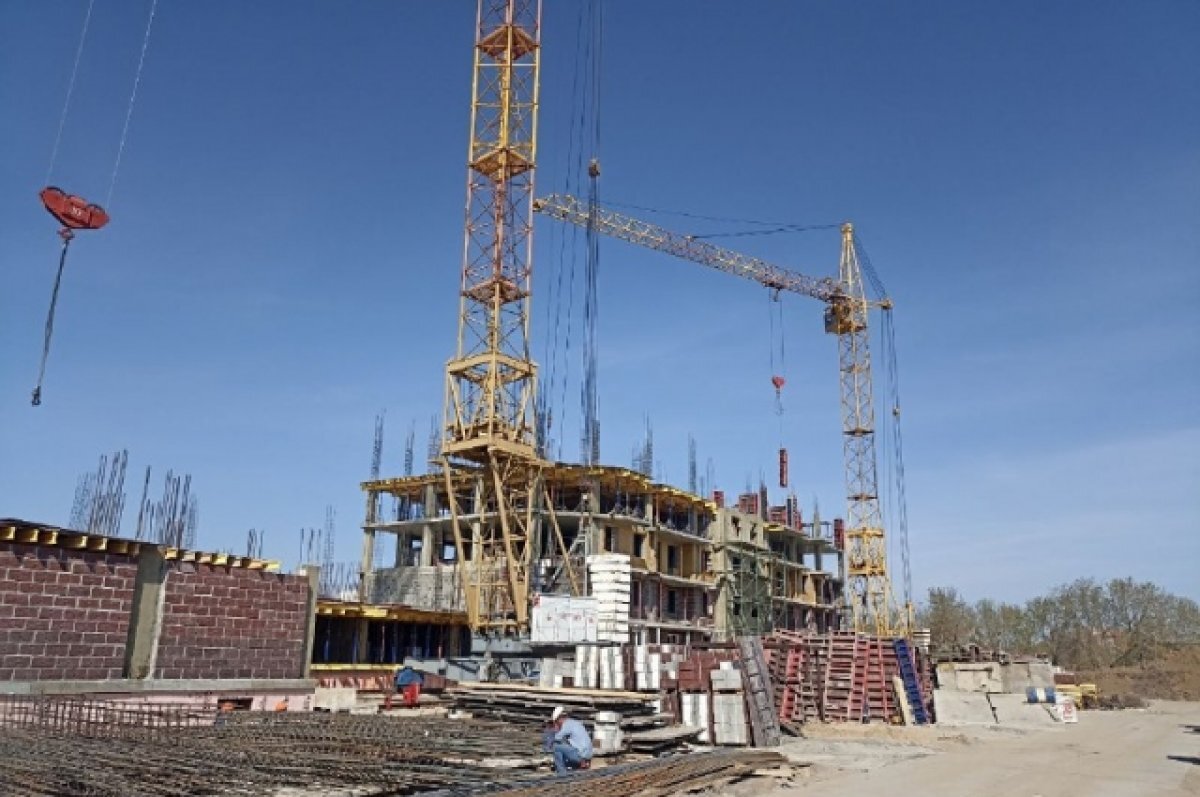    Работа на стройке дома для омичей из аварийного жилья будет круглосуточной