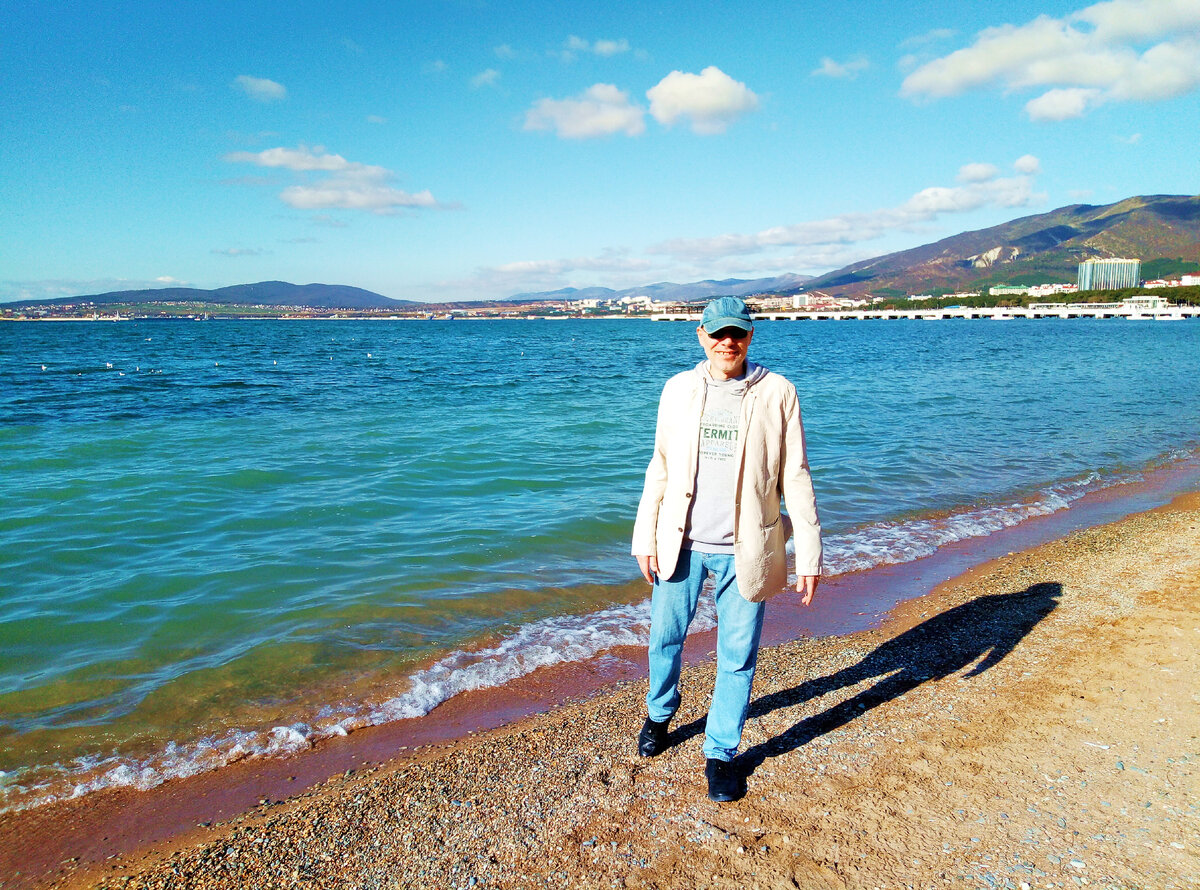 Михаил Лекс, автор рассказа и канала. Чёрное море, Геленджик, городской пляж, центр