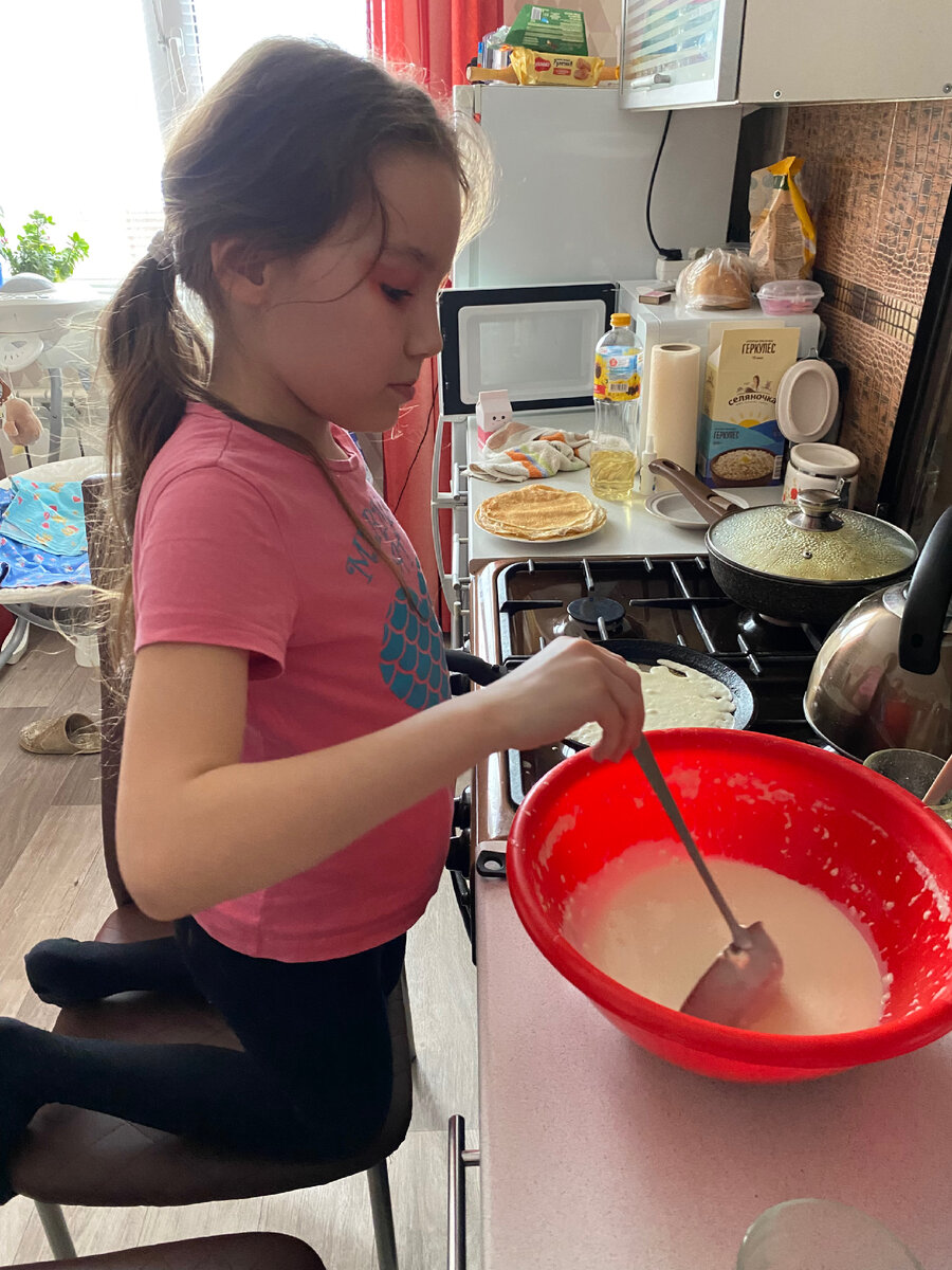 Дочка, 9 лет, сама замешала тесто и печет блины 