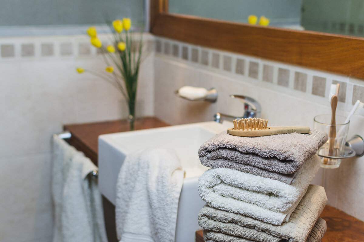 Поменять полотенце. Полотенца в ванной комнате дизайн. Корзина для полотенец в ванную. Стирка полотенец. Текстиль для серой ванной.