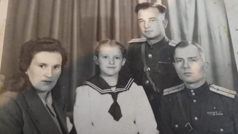 Иван Слоницкий с женой, дочерью и однополчанином
Фото: Андрей Шворнев / Из личного архива