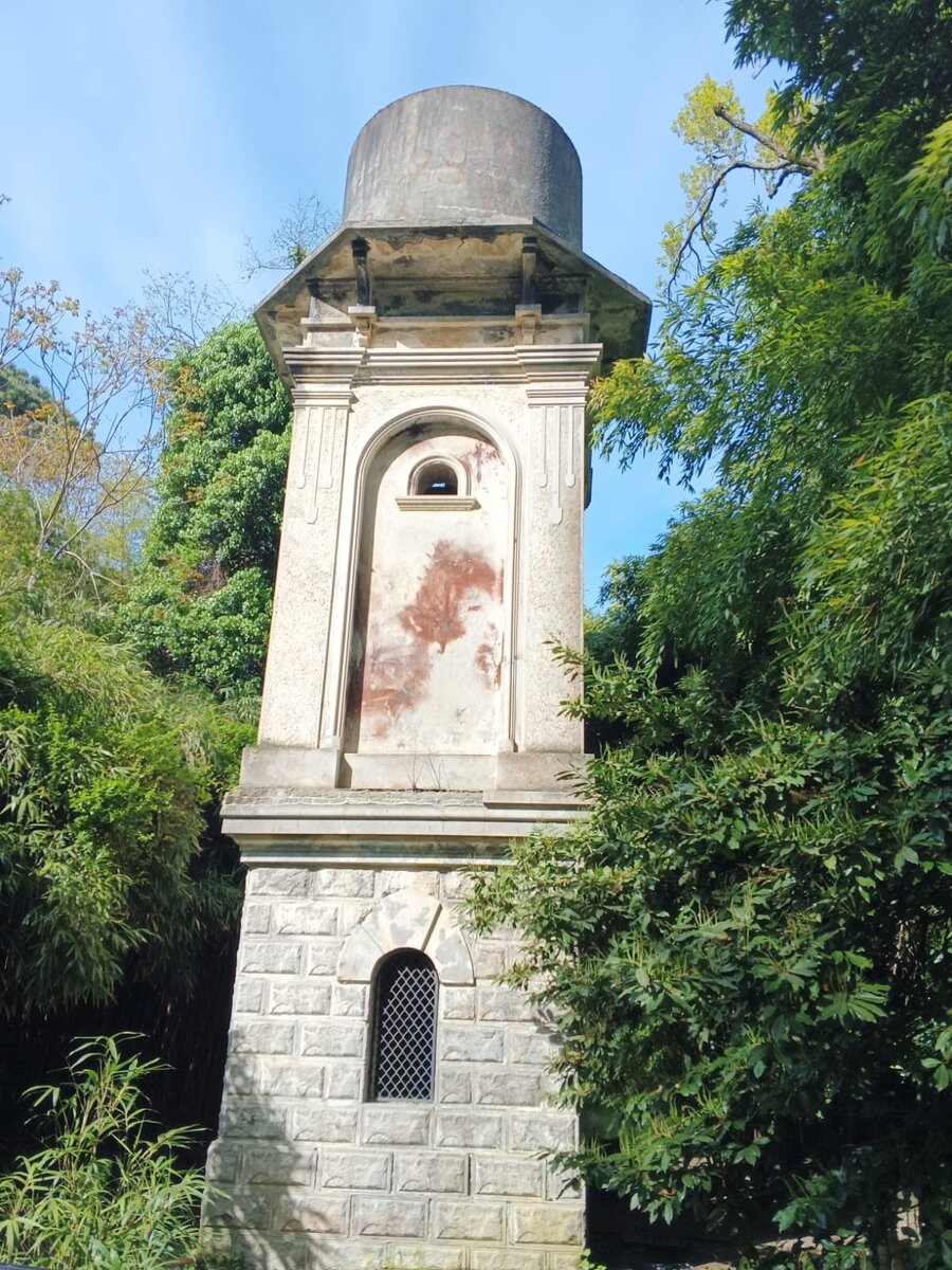 Старая водонапорная башня в парке Южные культуры в Адлере.