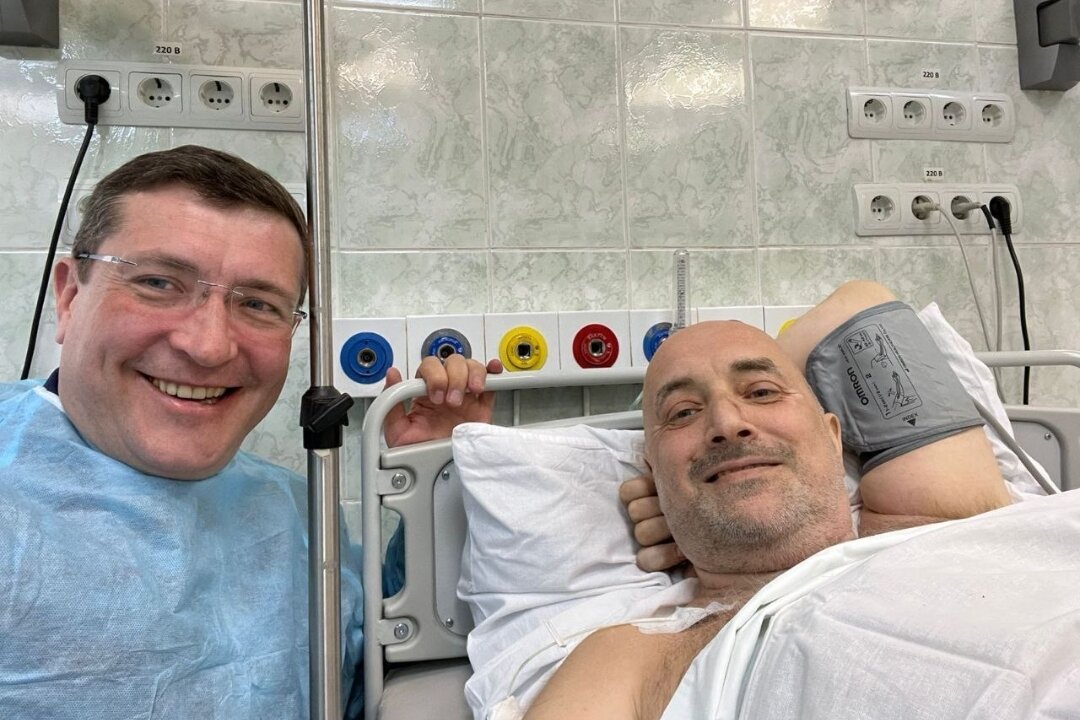 Привет от Захара Прилепина! Он поправляется! К несчастью, в сети огромное количество фейковой информации о нём с украинский стороны.