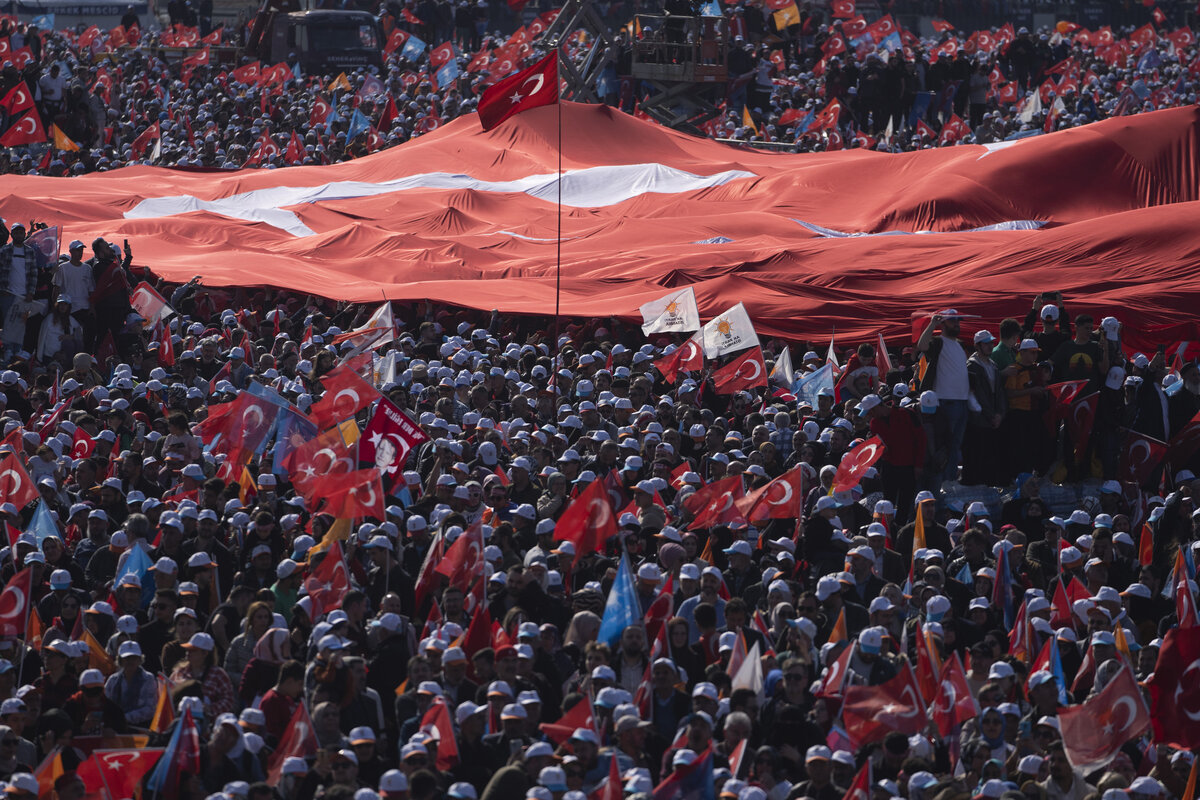     Митинг в Стамбуле / AP