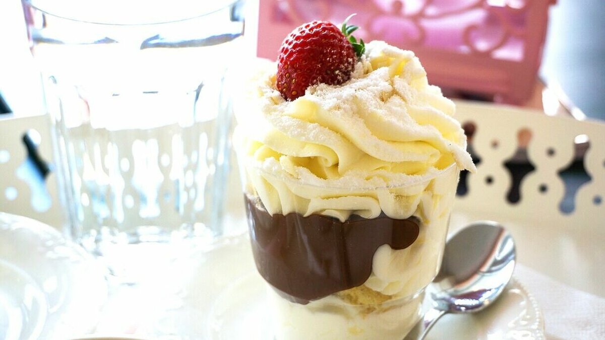     Любой десерт — источник углеводов, жизненно необходимых питательных веществ из триады питательных компонентов.