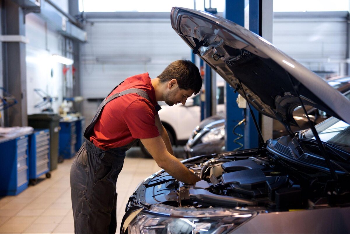 машина в гараже. ремонт авто. техобслуживание авто. автомастерская. где можно чинить машины.