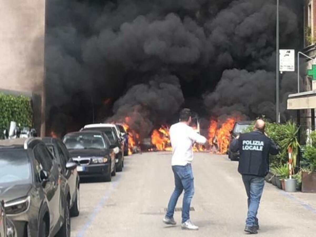 В результате взрыва в центре Милана сгорело несколько автомобилей |  Readovka.news | Дзен