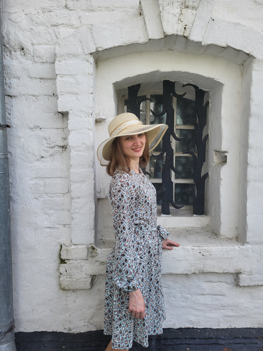 Окошко с оригинальными решётками. 