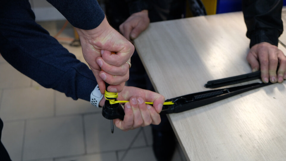 Слабая пружина поводка дворника? Дворники оставляют разводы на лобовом ...