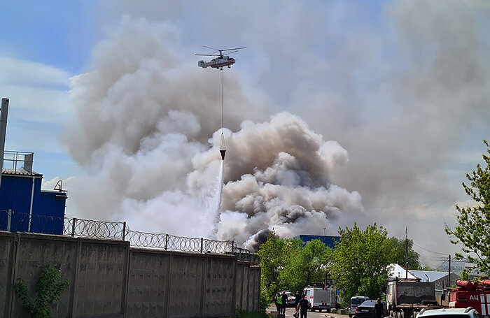    Работа пожарных расчетов на месте возгорания автомобильных покрышек в Дзержинском.Денис Воронин/АГН «Москва»