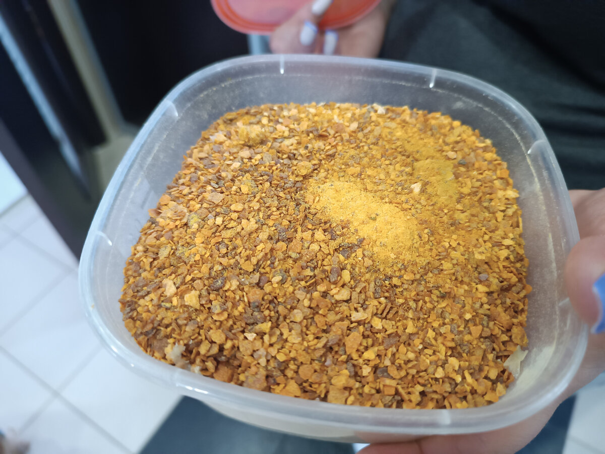 Золотистый «песок» в этом контейнере – готовый к фасовке супов куриный бульон
