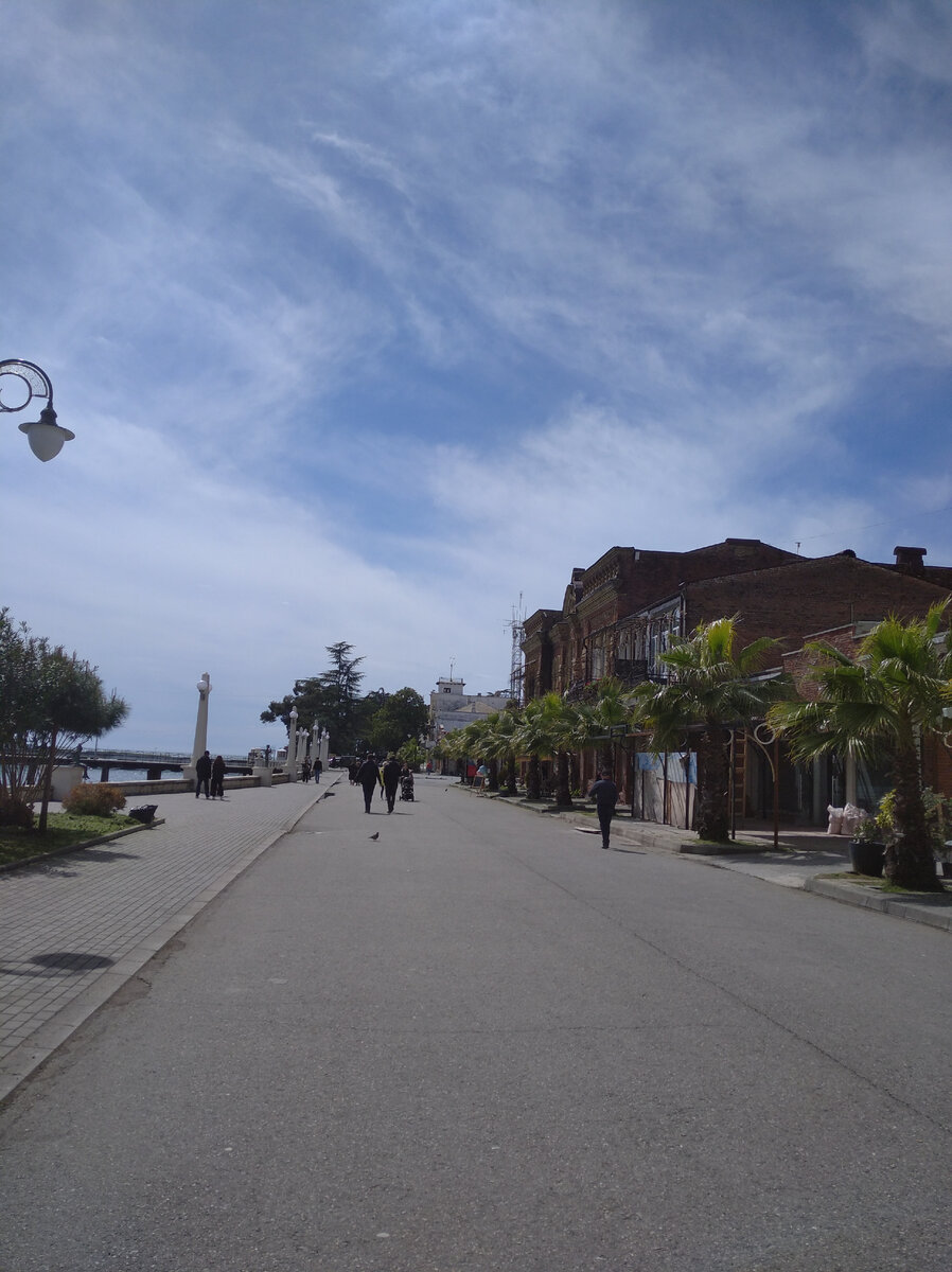 Асфальт в Абхазии на шоссе и в больших городах получше нашего в разы👍