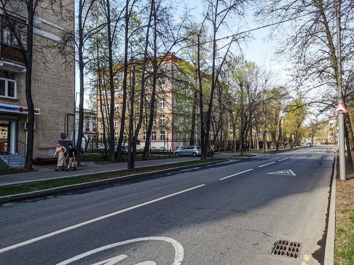 Вид на улицу Маршала Конева в сторон улицы Маршала Рыбалкою. Слева виднеется ГБОУ Курчатовская школа, корпус Факультет.