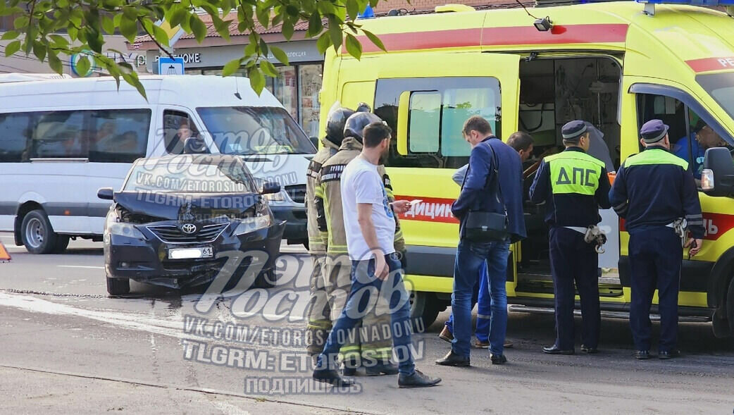     Реанимацию и МЧС заметили на Красноармейской в Ростове после ДТП с участием Toyota Camry, рассказали в соцсетях очевидцы.