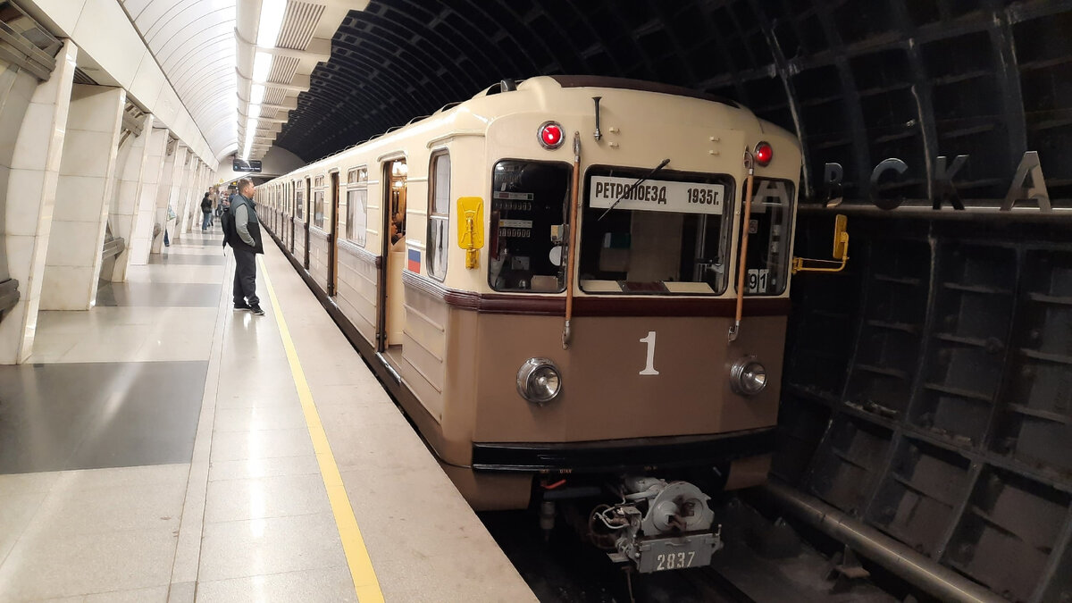 Парад метро в москве 2025 дата. 81-717.5а ретропоезд. сокольники (ретропоезд) 81-717.5а714.5а. ретропоезд сокольники вагон метро. ретропоезд сокольники кабина.