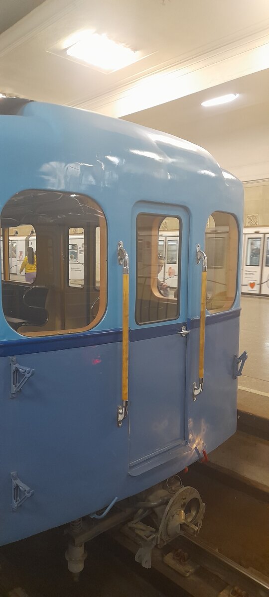Дорый день с 13-по 16 мая на станции метро Партизанская проходит выстака метро вагонов прошлых лет.Вашему вниманию представлены несколько пасажирских вагонов.Например вагон Века 001 ремонтный.