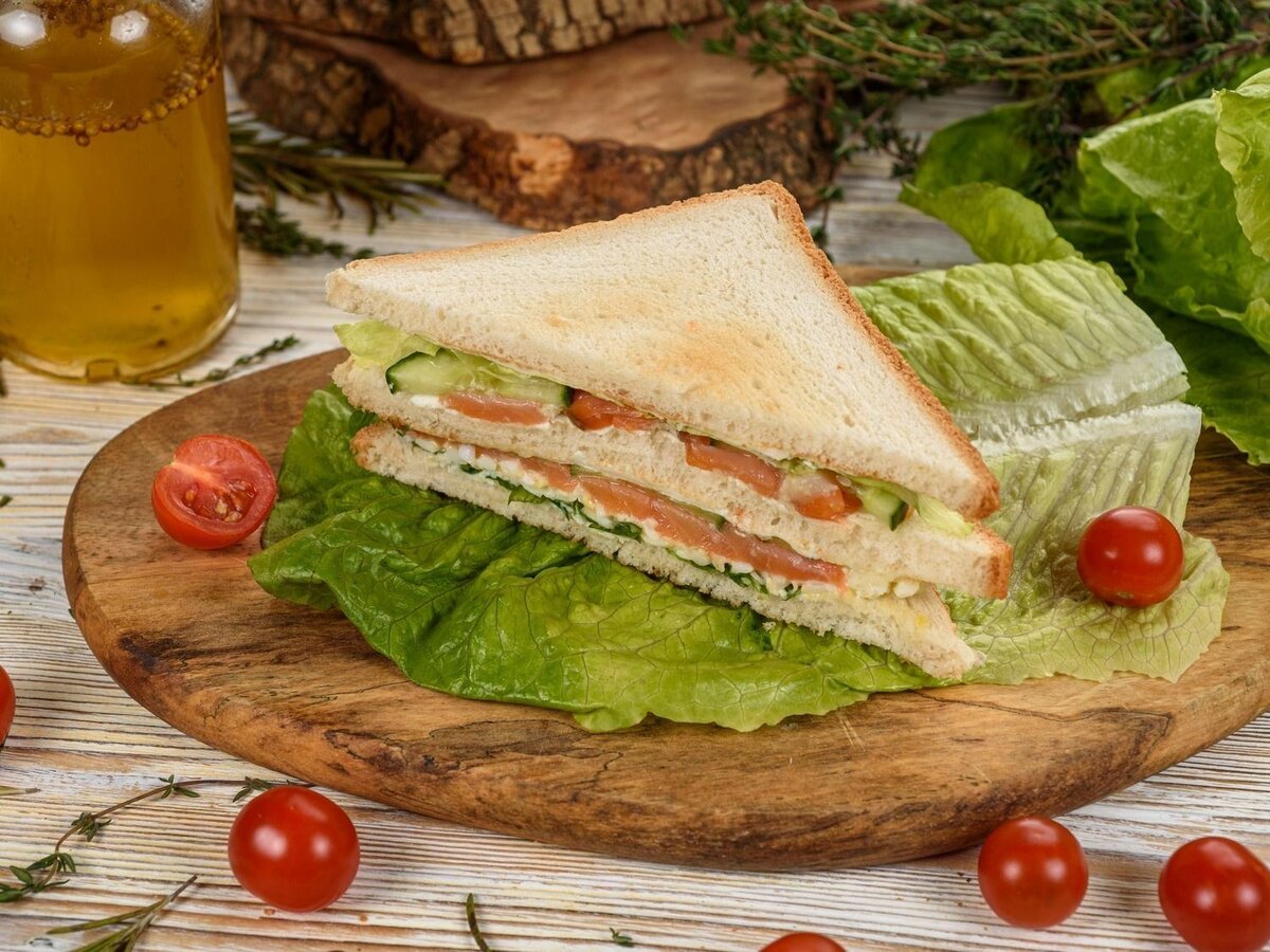 Клаб-сэндвич с лососем от Family Food за 350 ₽