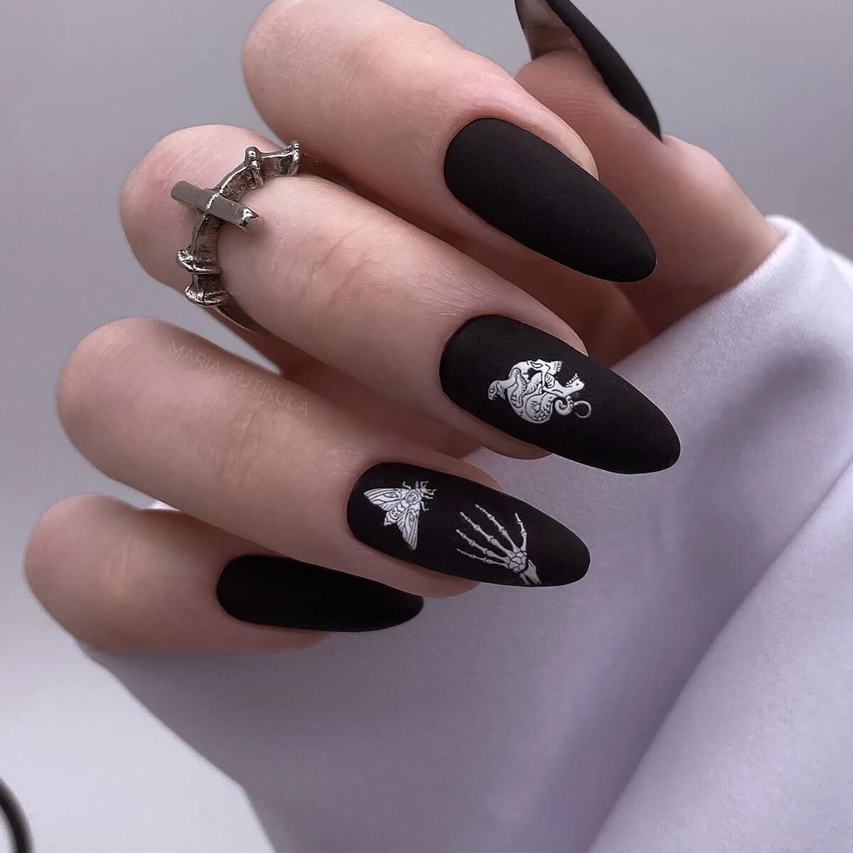 Крутые черные ногти