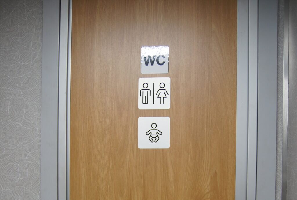 Дверь туалета в современном купейном вагоне поезда дальнего следования