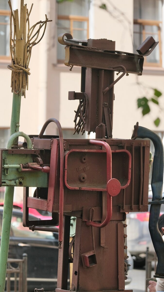 Скульптуру «Дворник» Владимира Козина интересно разглядывать со всех сторон