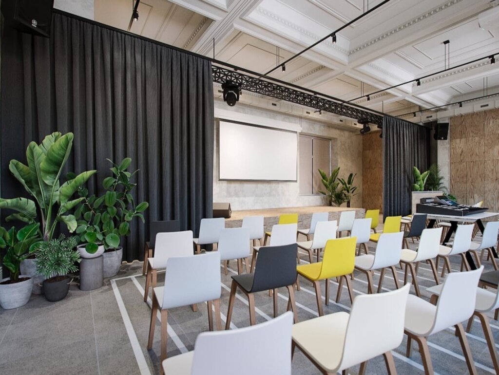 В Твери ЦСК «Рельсы» представит выставку о двойной жизни художников «Рабочее название*»