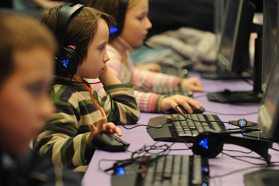 В 2018 году депутаты уже вносили в законопроект ряд ограничений, которые касались детских и образовательных видео. Фото: Владимир Астапкович/ТАСС