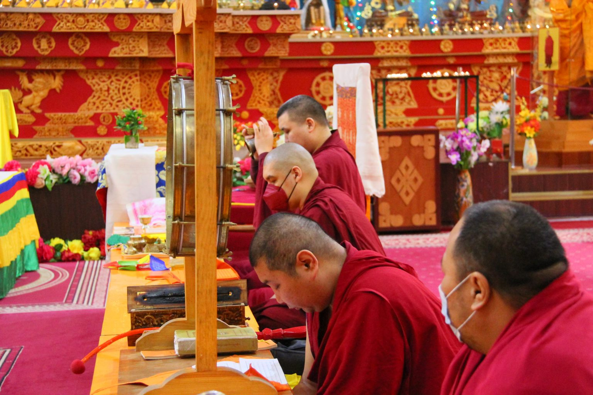 золотая обитель шакьямуни элиста. статуя будды шакьямуни в элисте. буддийская калмыкия. шаджин лама калмыкии. буддийская калмыкия.