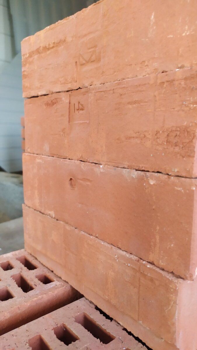 Черновая сторона кирпича